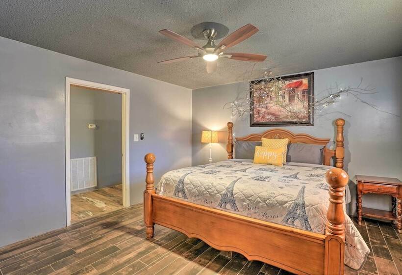 Charming Escape W/ Fire Pit In Summerville!