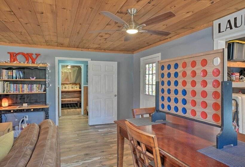 Charming Escape W/ Fire Pit In Summerville!