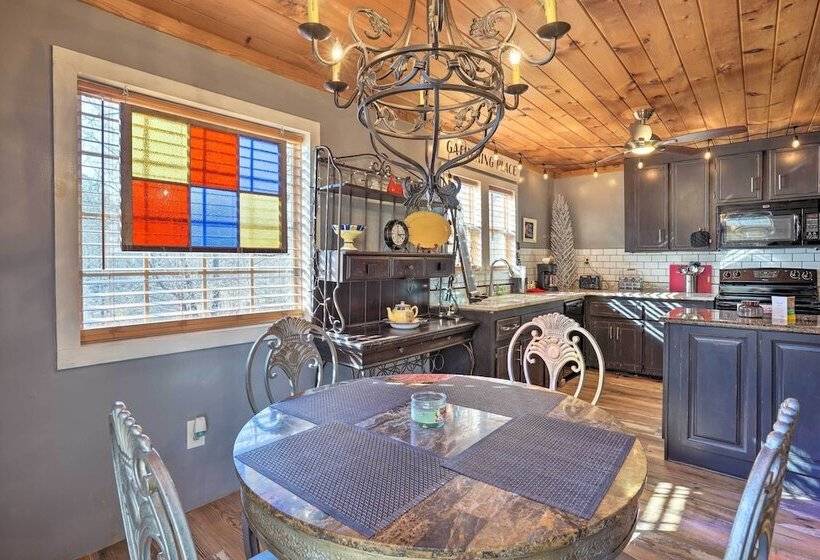 Charming Escape W/ Fire Pit In Summerville!