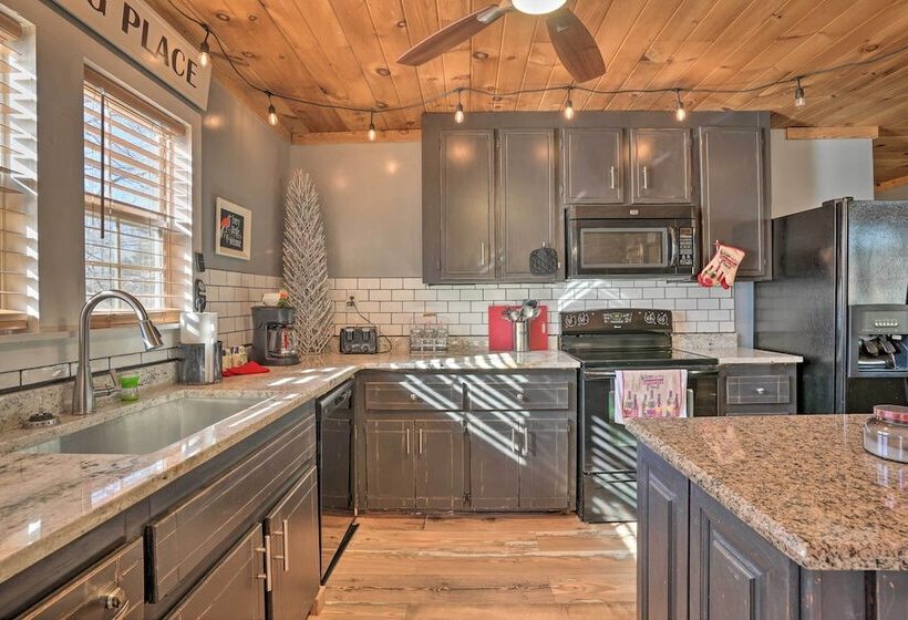 Charming Escape W/ Fire Pit In Summerville!