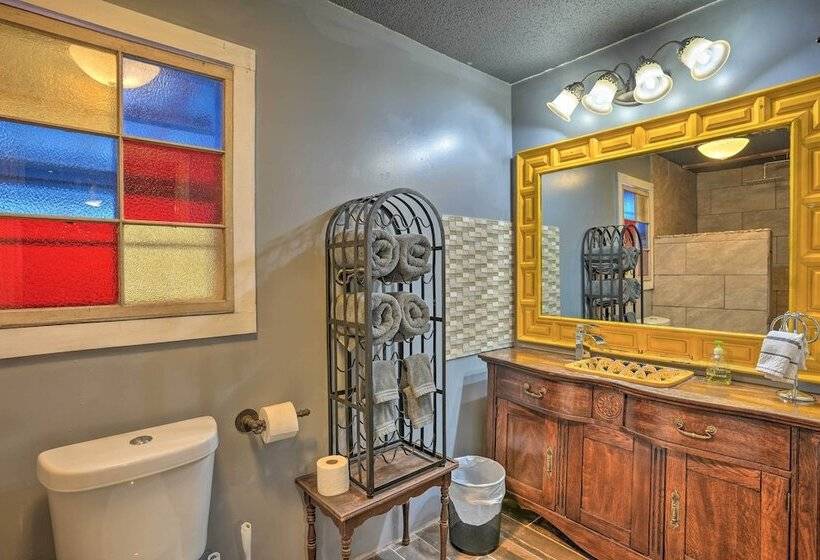 Charming Escape W/ Fire Pit In Summerville!