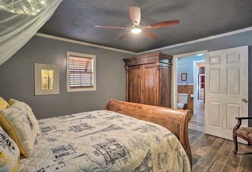 Charming Escape W/ Fire Pit In Summerville!