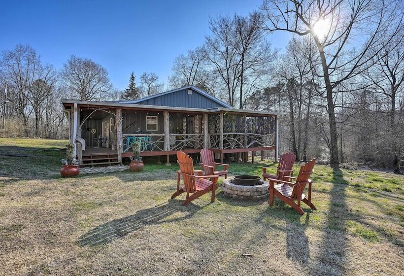 Charming Escape W/ Fire Pit In Summerville!