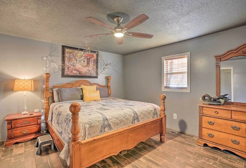 Charming Escape W/ Fire Pit In Summerville!