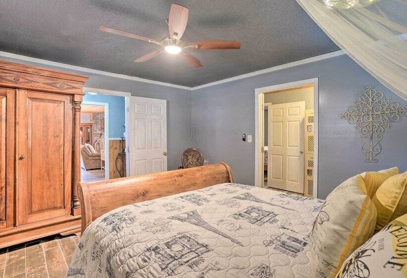 Charming Escape W/ Fire Pit In Summerville!