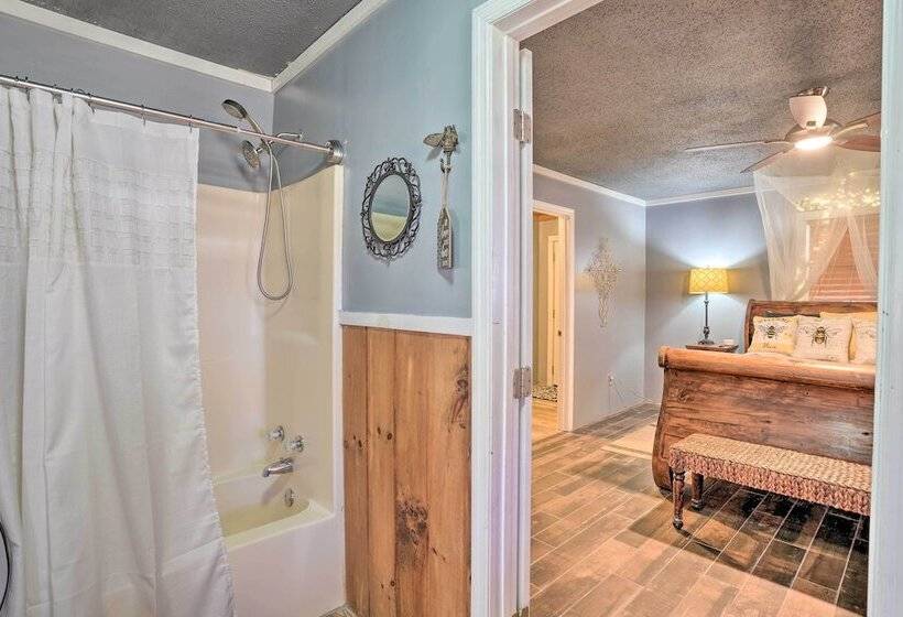 Charming Escape W/ Fire Pit In Summerville!