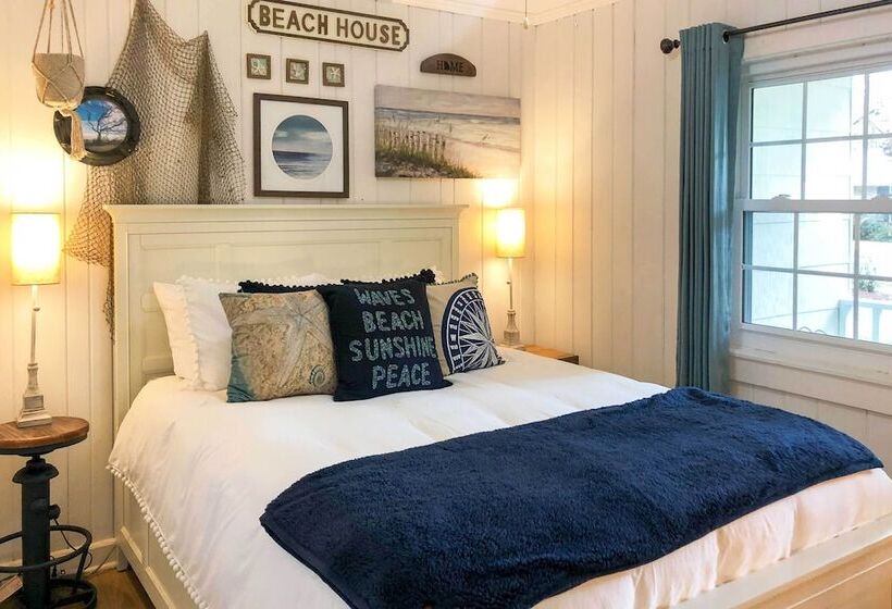 Charming Simons Cottage W/ Porch: Half Mi To Beach