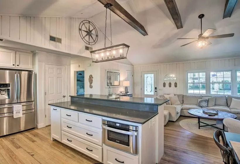 Charming Simons Cottage W/ Porch: Half Mi To Beach