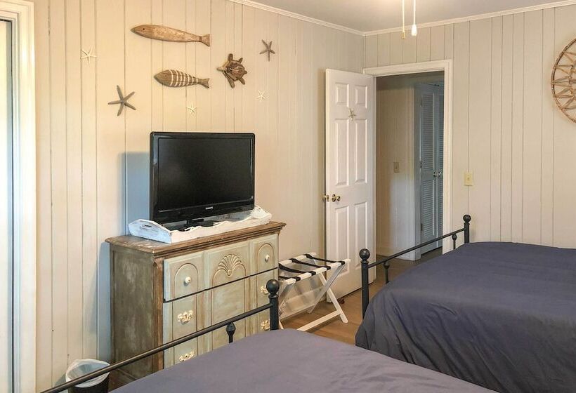 Charming Simons Cottage W/ Porch: Half Mi To Beach