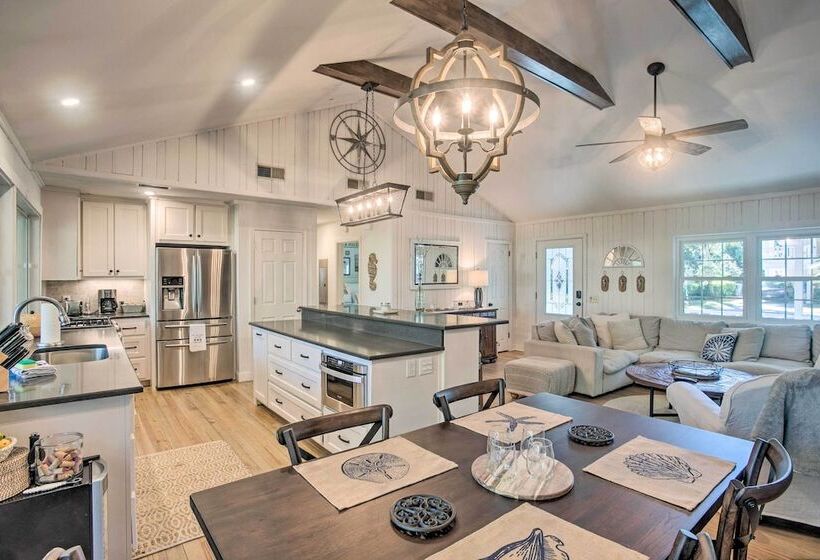 Charming Simons Cottage W/ Porch: Half Mi To Beach