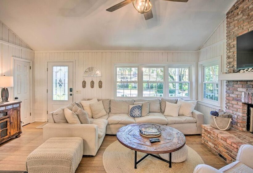 Charming Simons Cottage W/ Porch: Half Mi To Beach