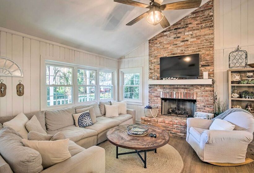 Charming Simons Cottage W/ Porch: Half Mi To Beach