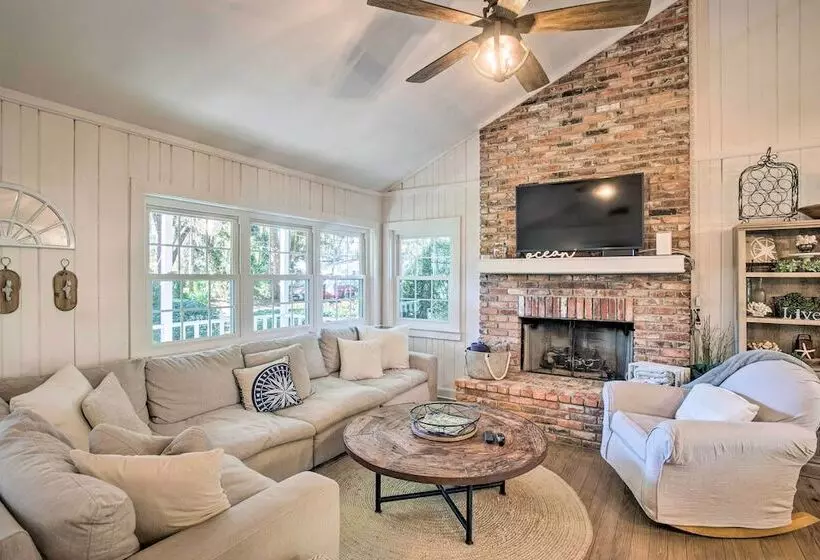 Charming Simons Cottage W/ Porch: Half Mi To Beach