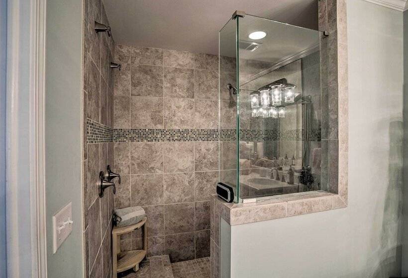 Charming Simons Cottage W/ Porch: Half Mi To Beach