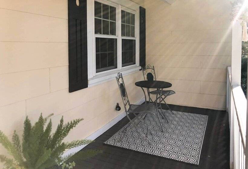 Charming Simons Cottage W/ Porch: Half Mi To Beach