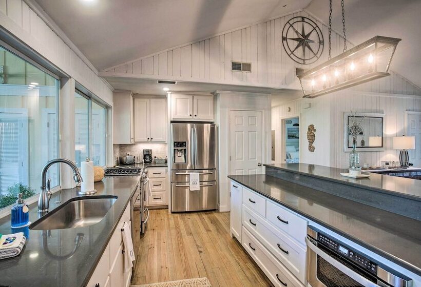 Charming Simons Cottage W/ Porch: Half Mi To Beach