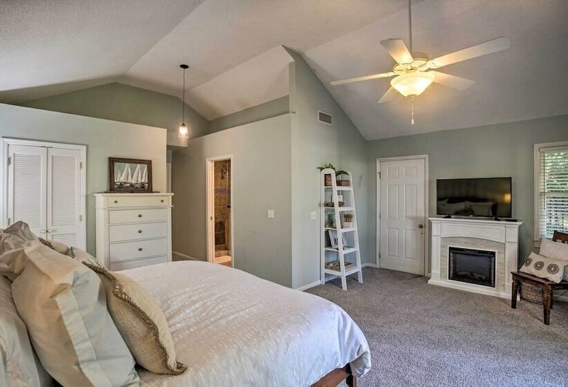 Charming Simons Cottage W/ Porch: Half Mi To Beach