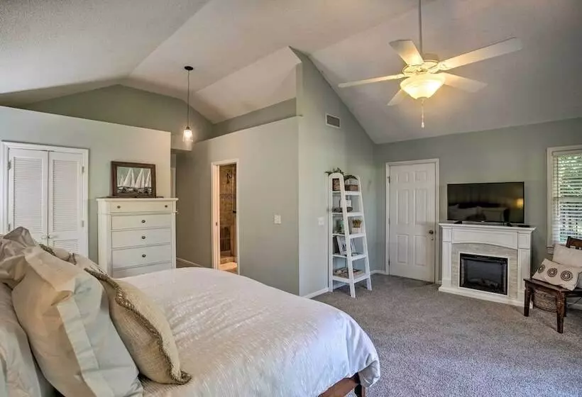 Charming Simons Cottage W/ Porch: Half Mi To Beach