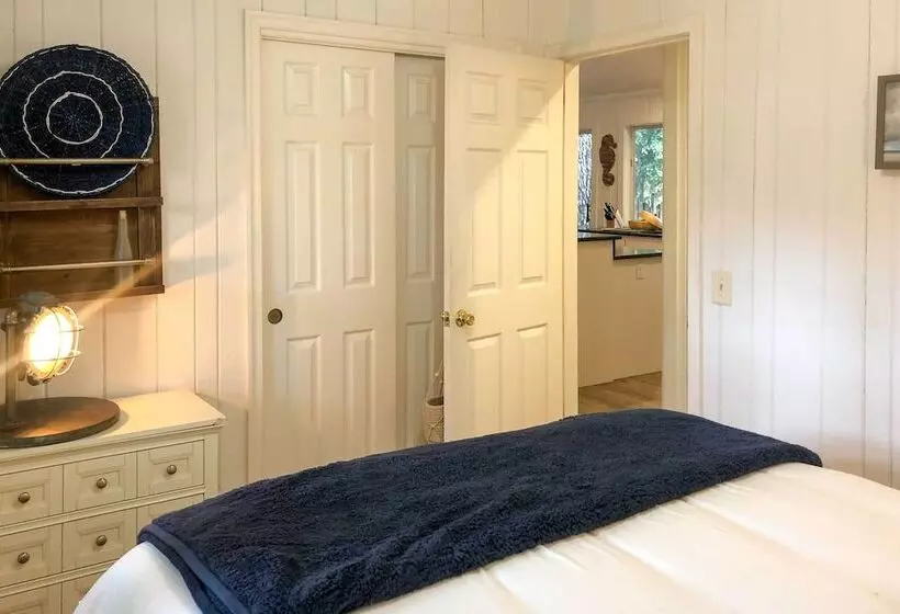 Charming Simons Cottage W/ Porch: Half Mi To Beach
