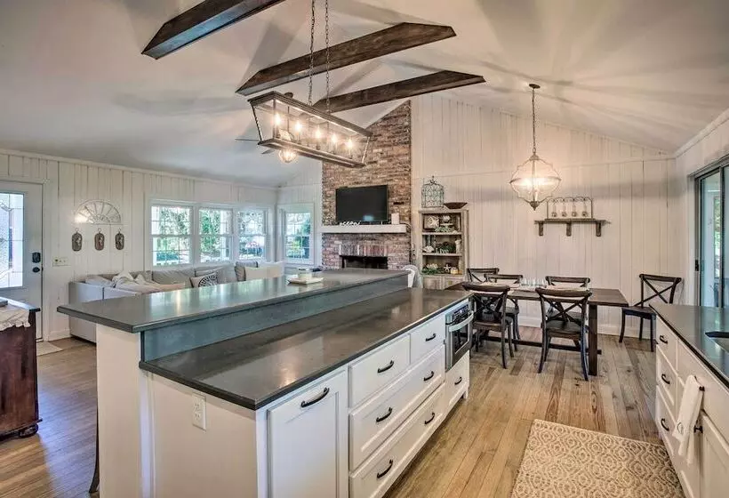 Charming Simons Cottage W/ Porch: Half Mi To Beach