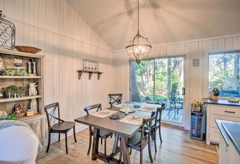 Charming Simons Cottage W/ Porch: Half Mi To Beach