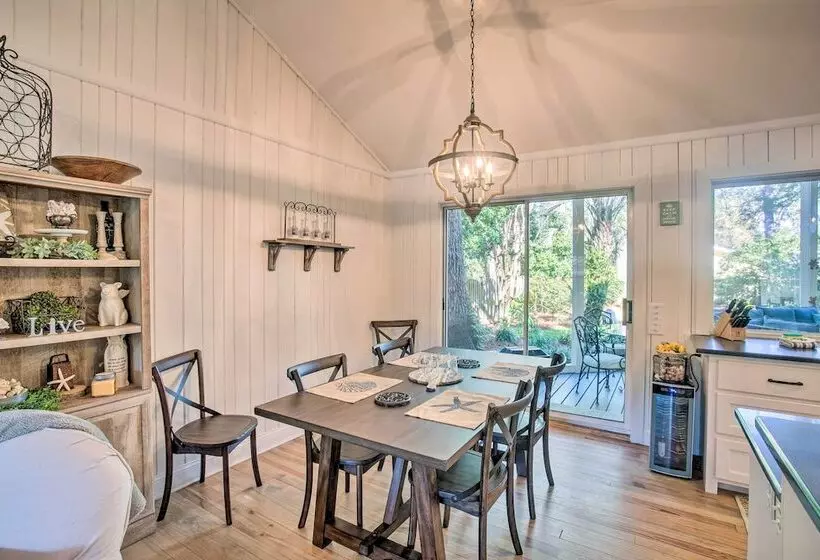 Charming Simons Cottage W/ Porch: Half Mi To Beach