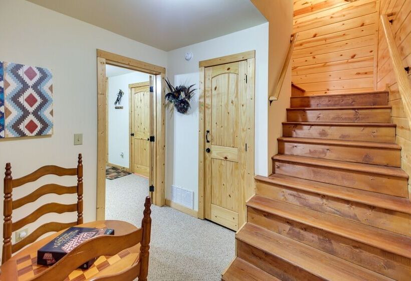 Cozy Ellijay Cabin W/ Deck + Indoor Pool Access!