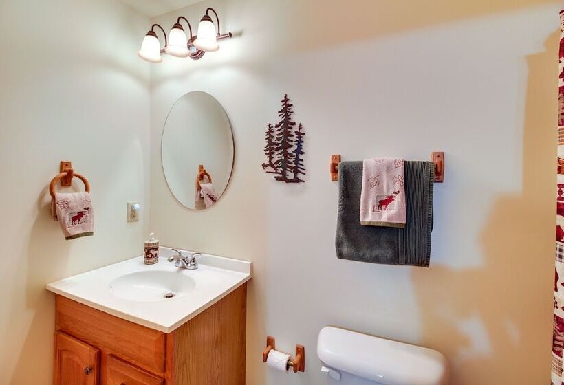 Cozy Ellijay Cabin W/ Deck + Indoor Pool Access!