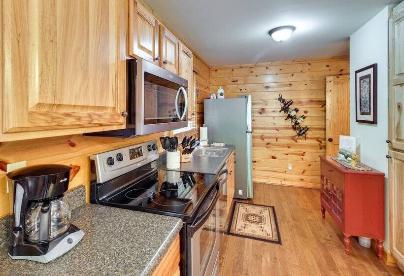 Cozy Ellijay Cabin W/ Deck + Indoor Pool Access!
