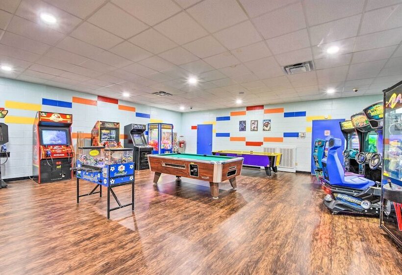 Cozy Ellijay Cabin W/ Deck + Indoor Pool Access!