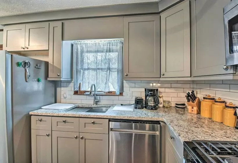 Cozy Hiawassee Cabin   4 Mi To Lake Chatuge!