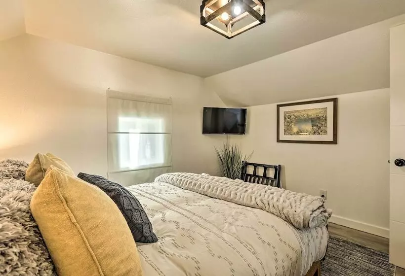 Cozy Zephyr Cove Cabin, Walk To Lake Tahoe!