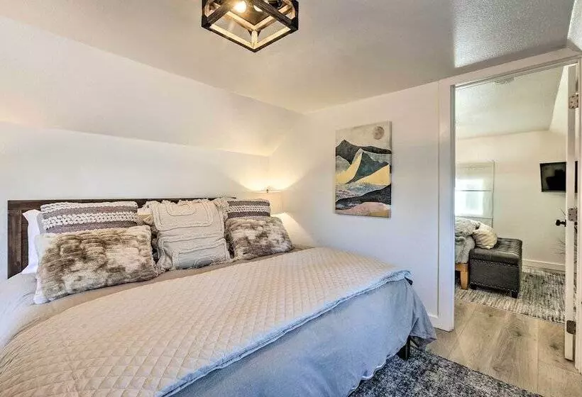 Cozy Zephyr Cove Cabin, Walk To Lake Tahoe!