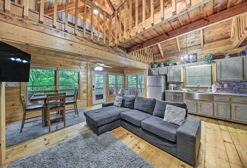 Deer Haven  Cabin: 5 Mi To Dtwn Blue Ridge!