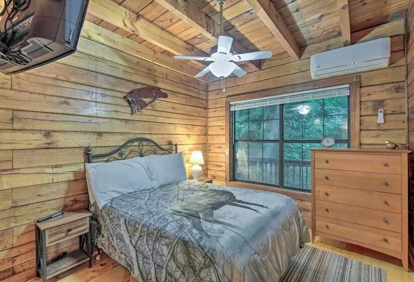 Deer Haven  Cabin: 5 Mi To Dtwn Blue Ridge!