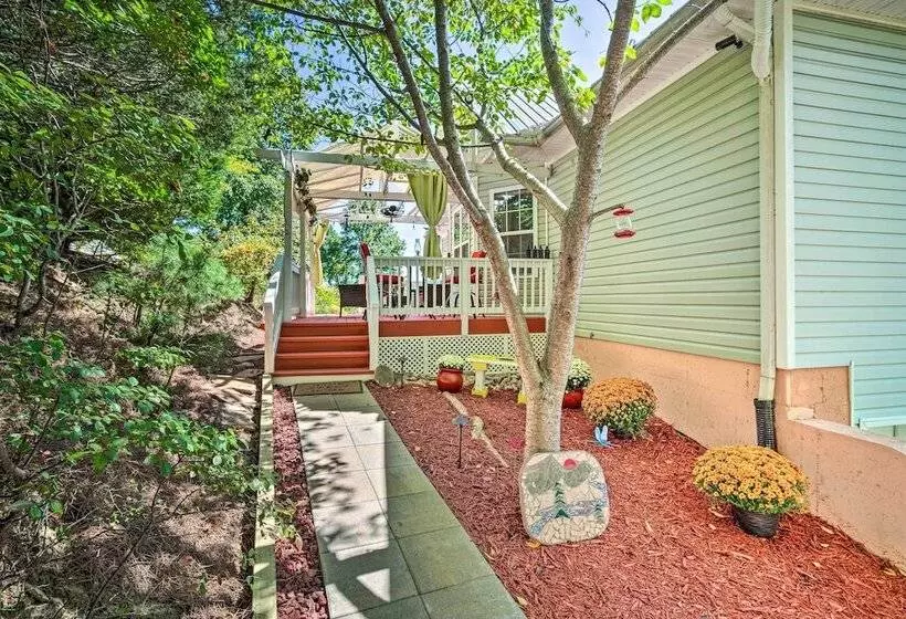 Eclectic Ranger Home W/ Mtn Views + Hot Tub!