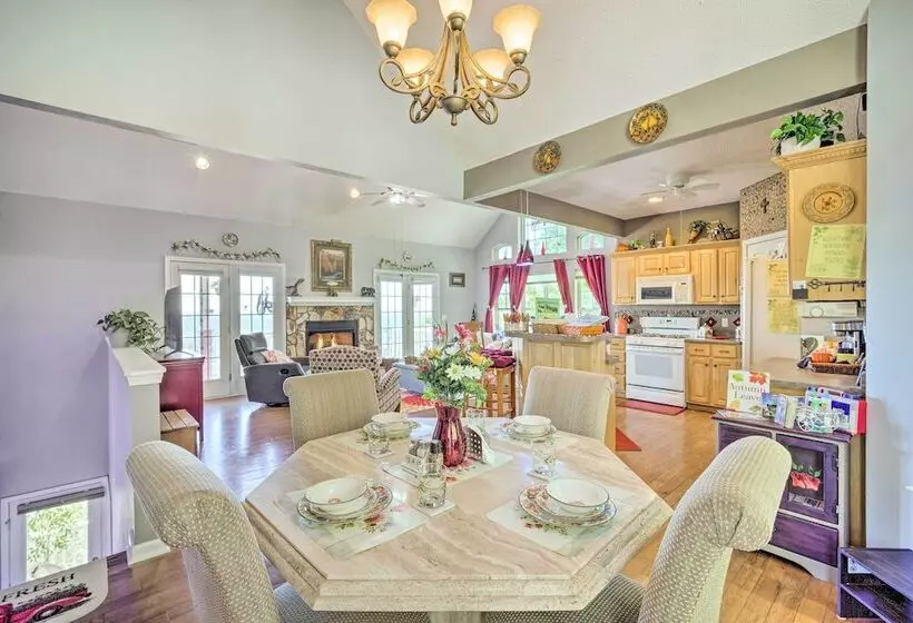 Eclectic Ranger Home W/ Mtn Views + Hot Tub!