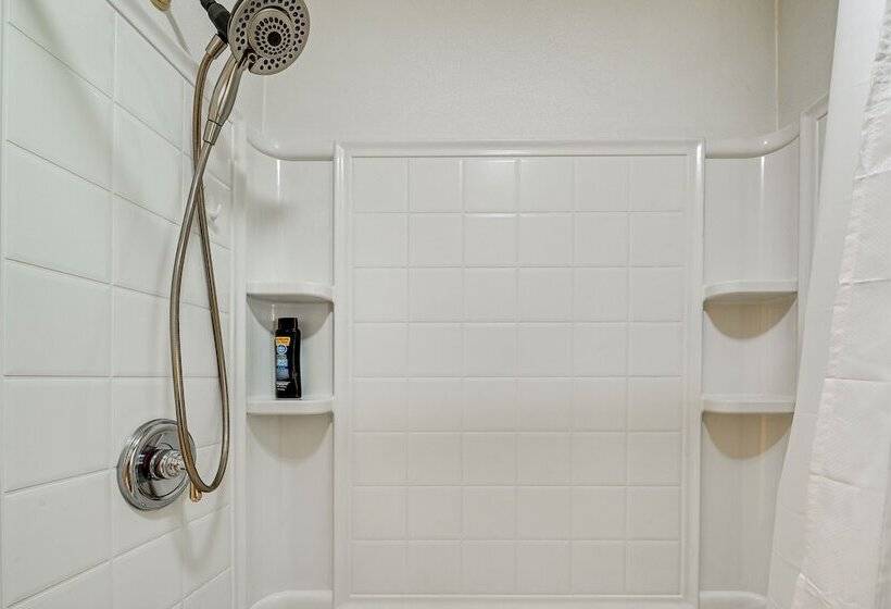 Home In Temple W/ Screened Porch + Gas Fireplace!