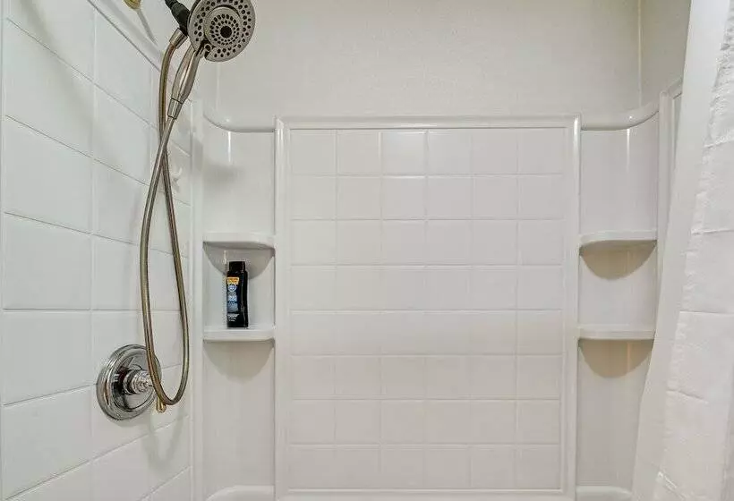 Home In Temple W/ Screened Porch + Gas Fireplace!