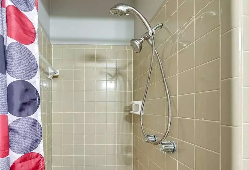 Home In Temple W/ Screened Porch + Gas Fireplace!