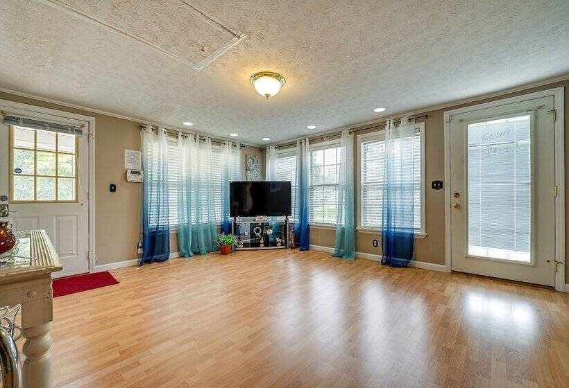 Home In Temple W/ Screened Porch + Gas Fireplace!