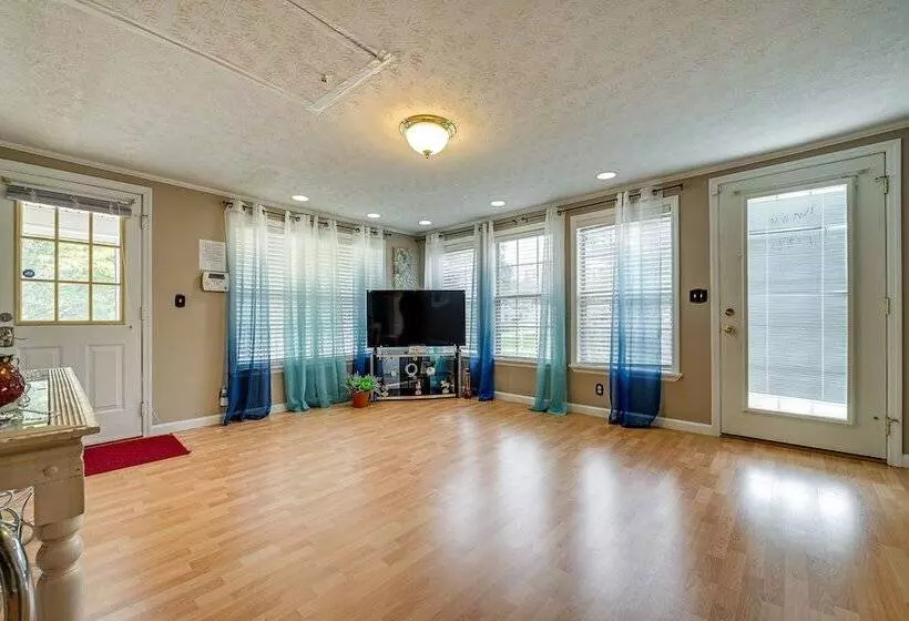 Home In Temple W/ Screened Porch + Gas Fireplace!