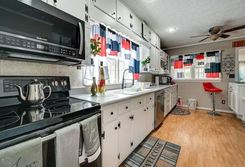Home In Temple W/ Screened Porch + Gas Fireplace!