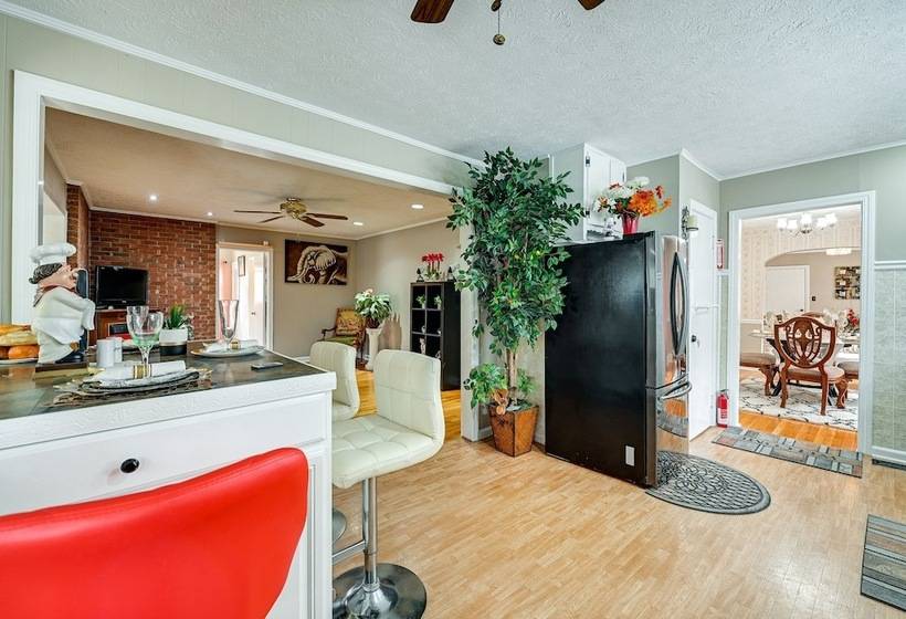 Home In Temple W/ Screened Porch + Gas Fireplace!