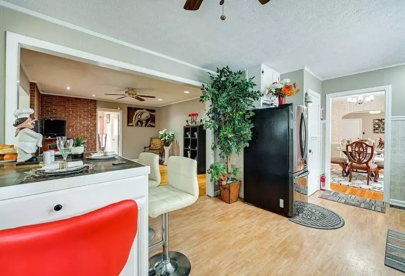Home In Temple W/ Screened Porch + Gas Fireplace!