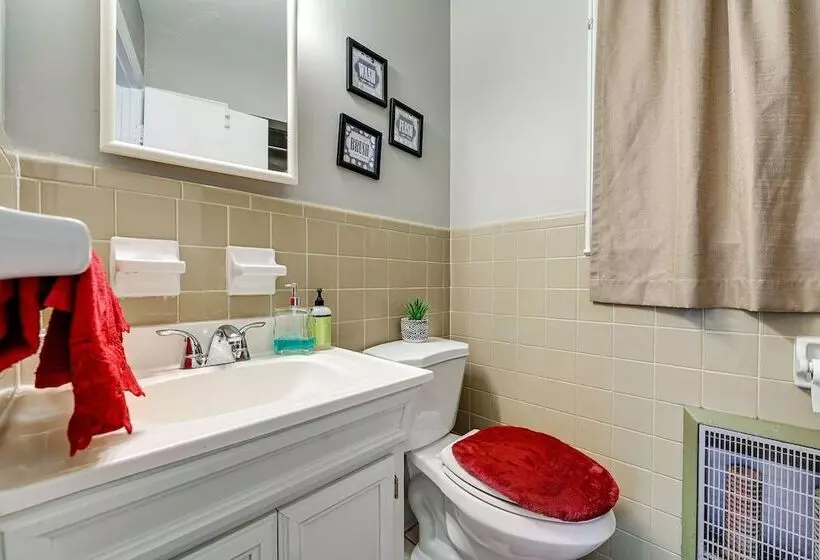 Home In Temple W/ Screened Porch + Gas Fireplace!