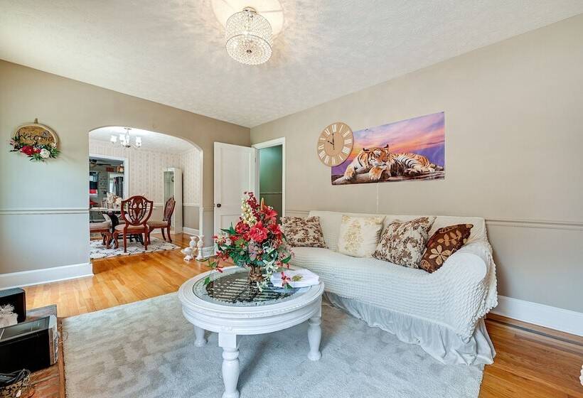 Home In Temple W/ Screened Porch + Gas Fireplace!