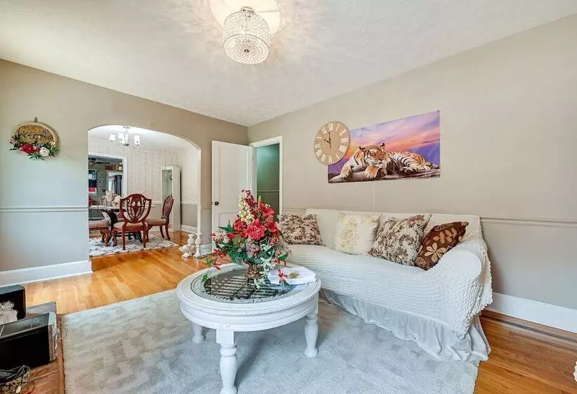 Home In Temple W/ Screened Porch + Gas Fireplace!