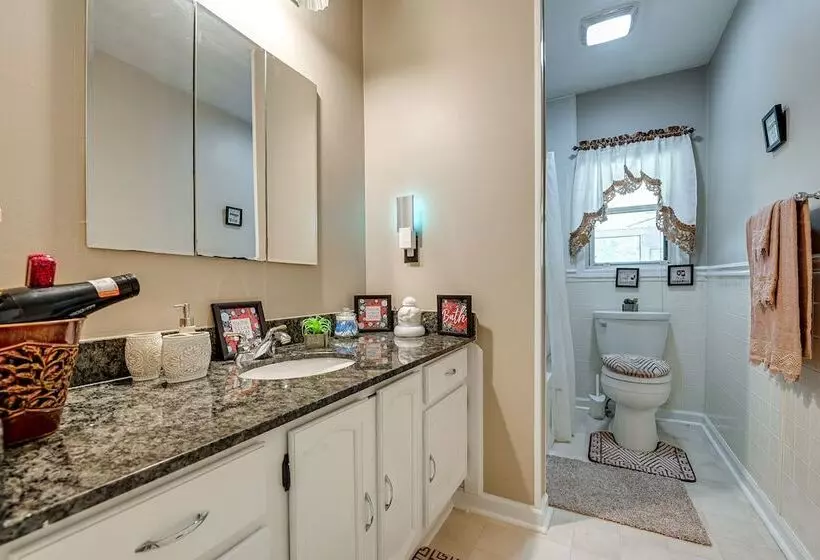 Home In Temple W/ Screened Porch + Gas Fireplace!