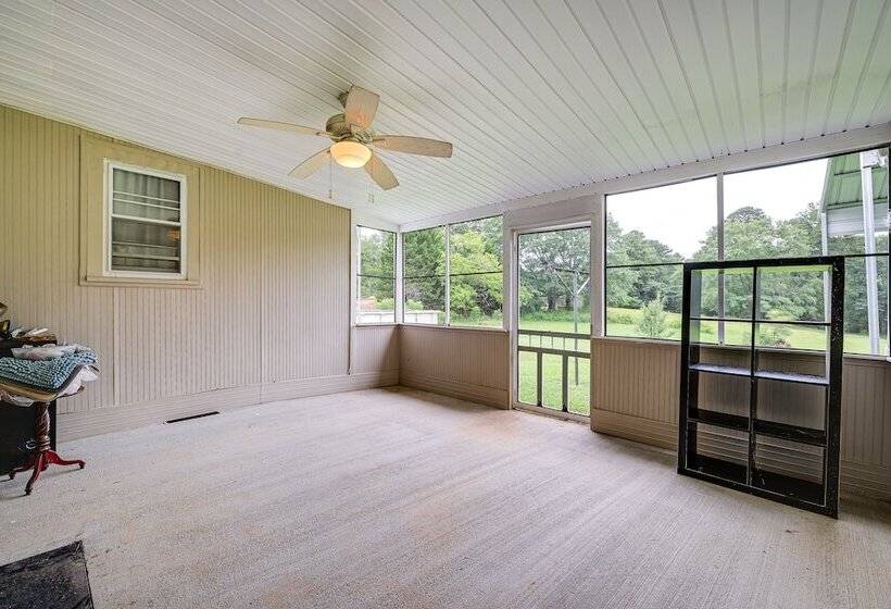 Home In Temple W/ Screened Porch + Gas Fireplace!